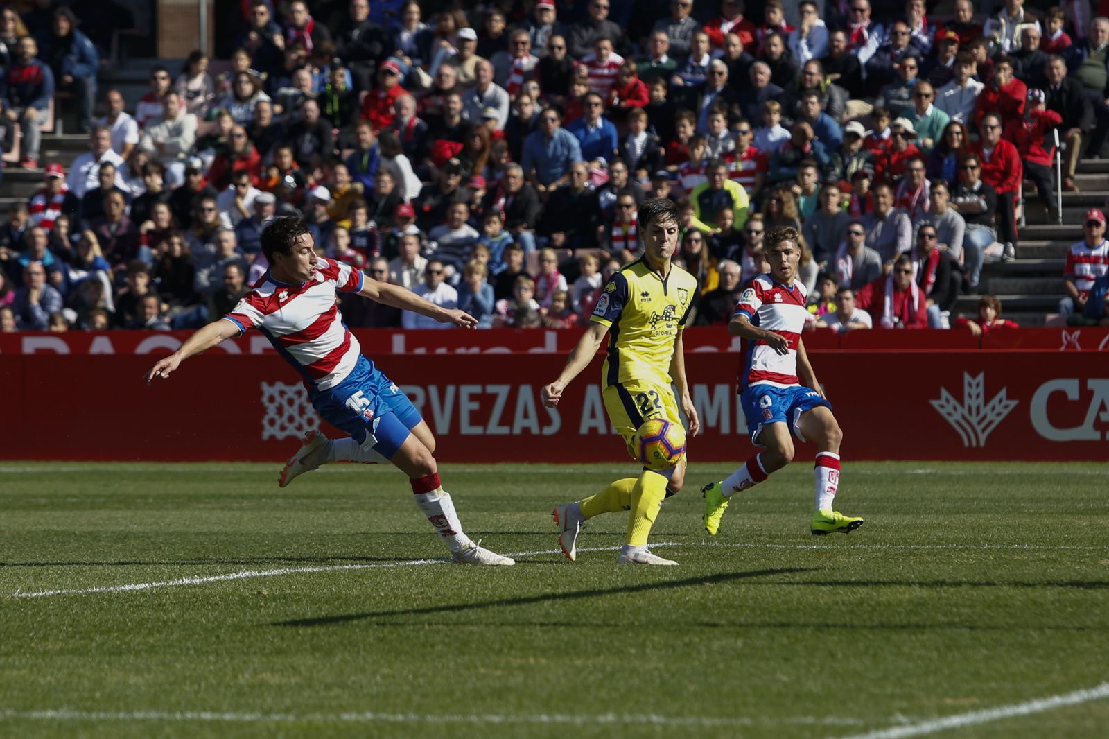 El centrocampista argentino trata de preparar un remate sobre la meta del Numancia.