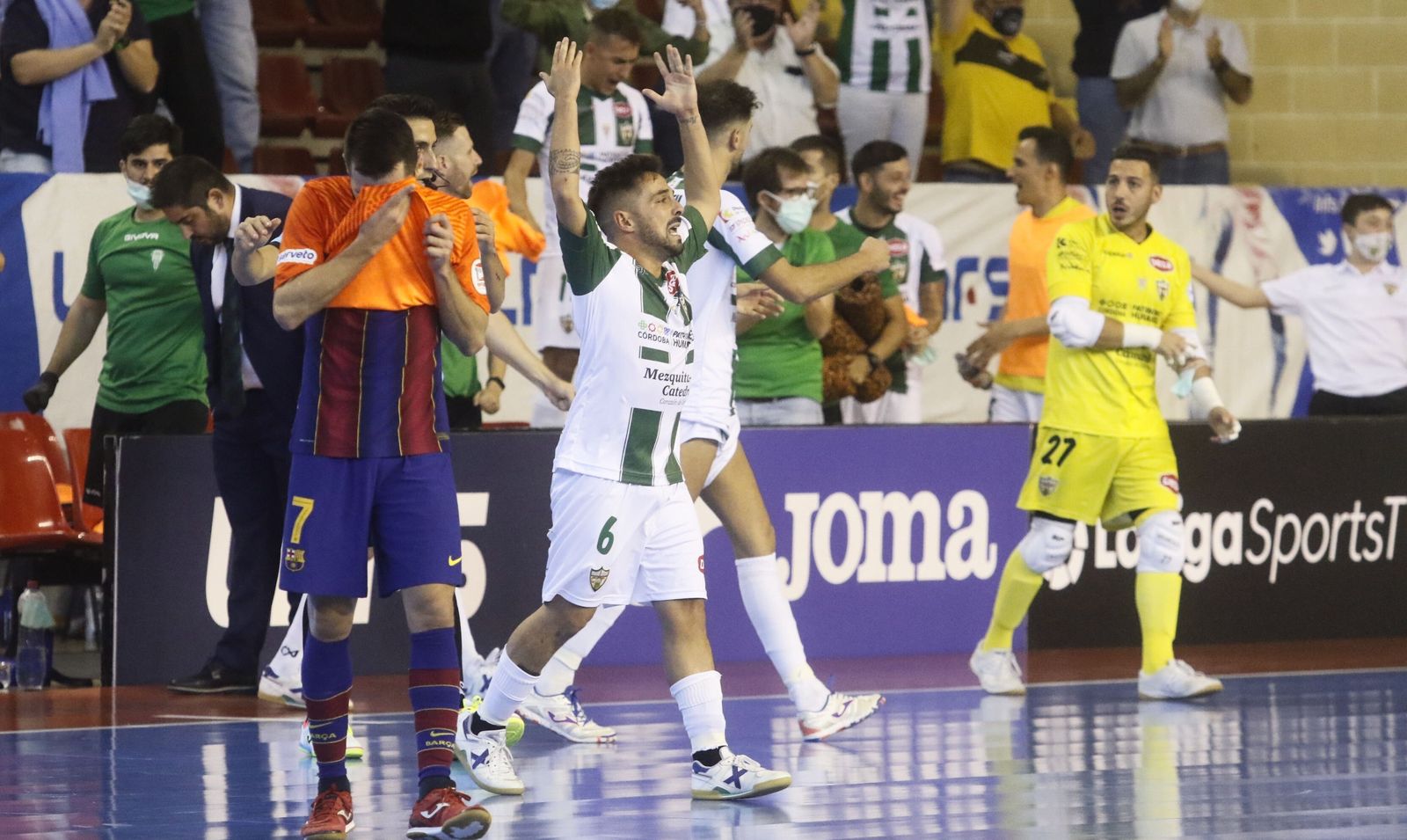 Jesulito celebra la victoria de su equipo, con Dyego -jugador del Barça- lamentándose.