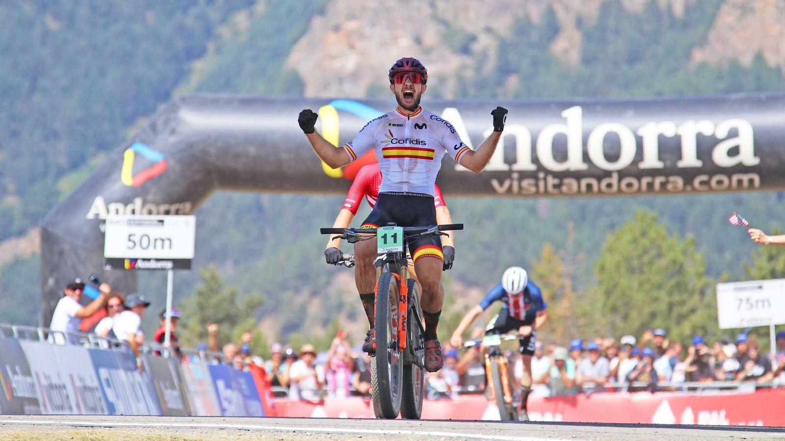 Hugo Franco celebra la segunda posición tras batir en el esprín al danés Hougs.