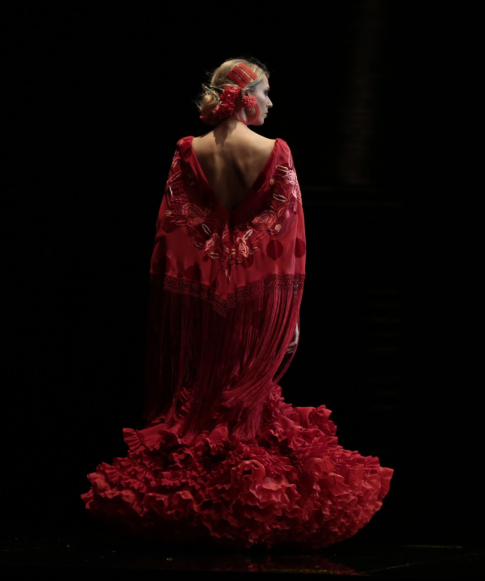 Una propuesta de Ana Morón en la que la modelo luce claveles en la cabeza.