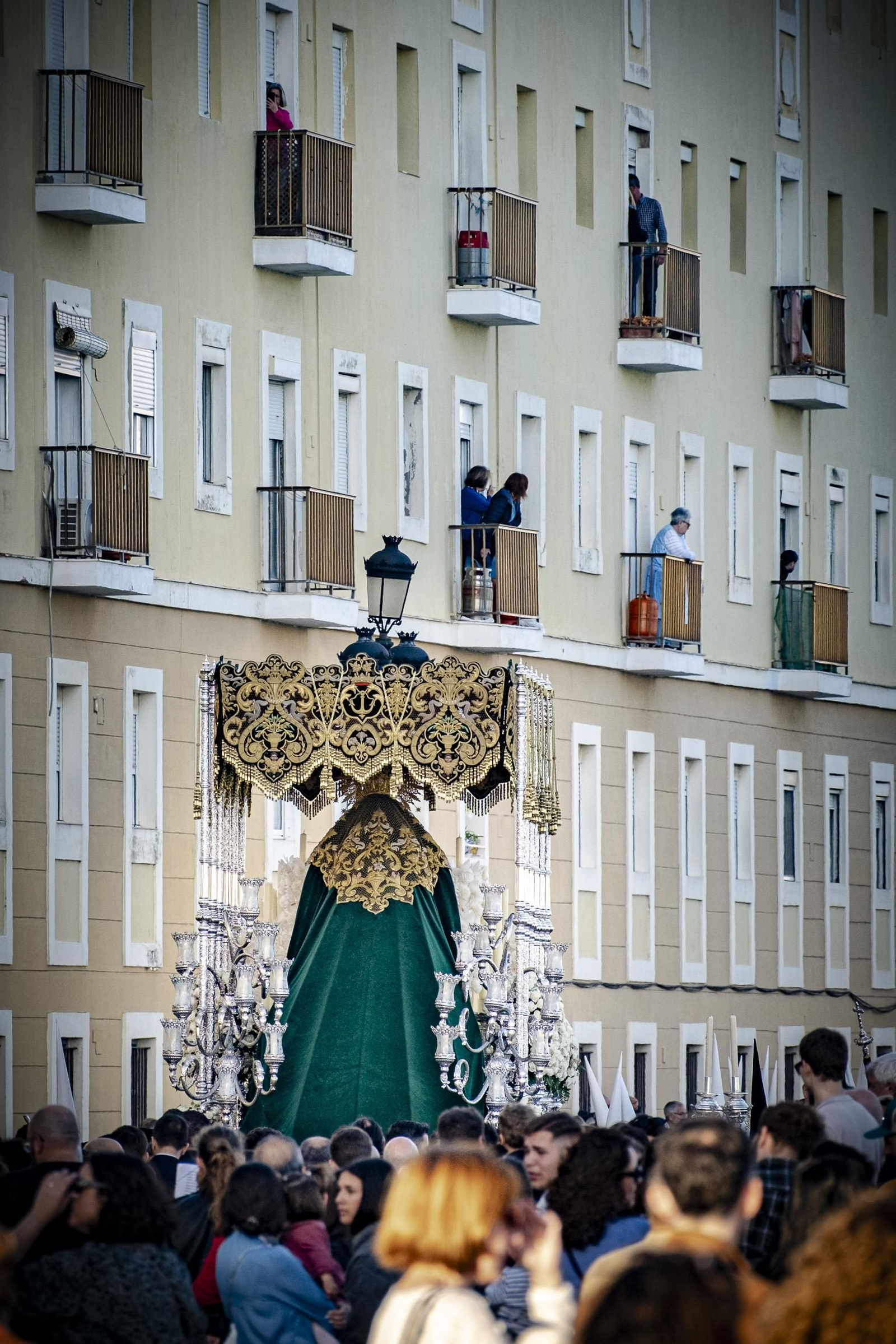 Imágenes de la salida de El Huerto en la Semana Santa de Cádiz 2025