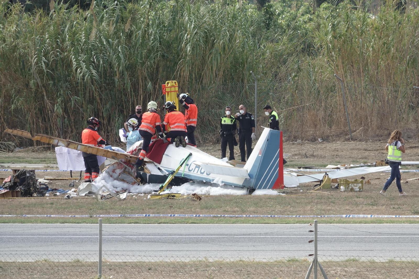El accidente de una avioneta en Vélez-Málaga, en fotos