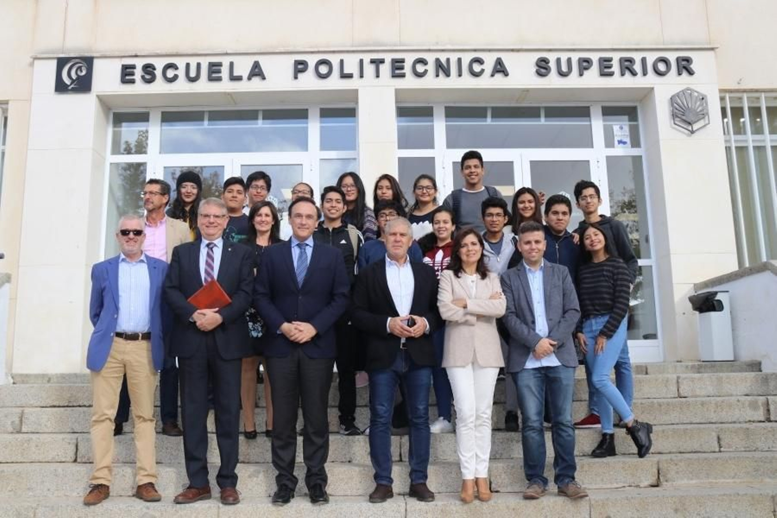 El rector, en el centro, con los alumnos que participan en el programa.