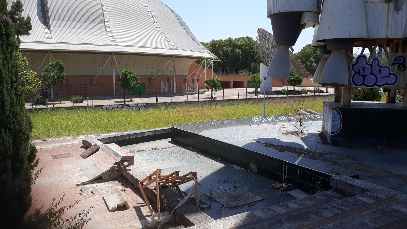 Las losetas de la zona de la lanzadera Ariane 4 han servido para construir esta pista de skate casera.