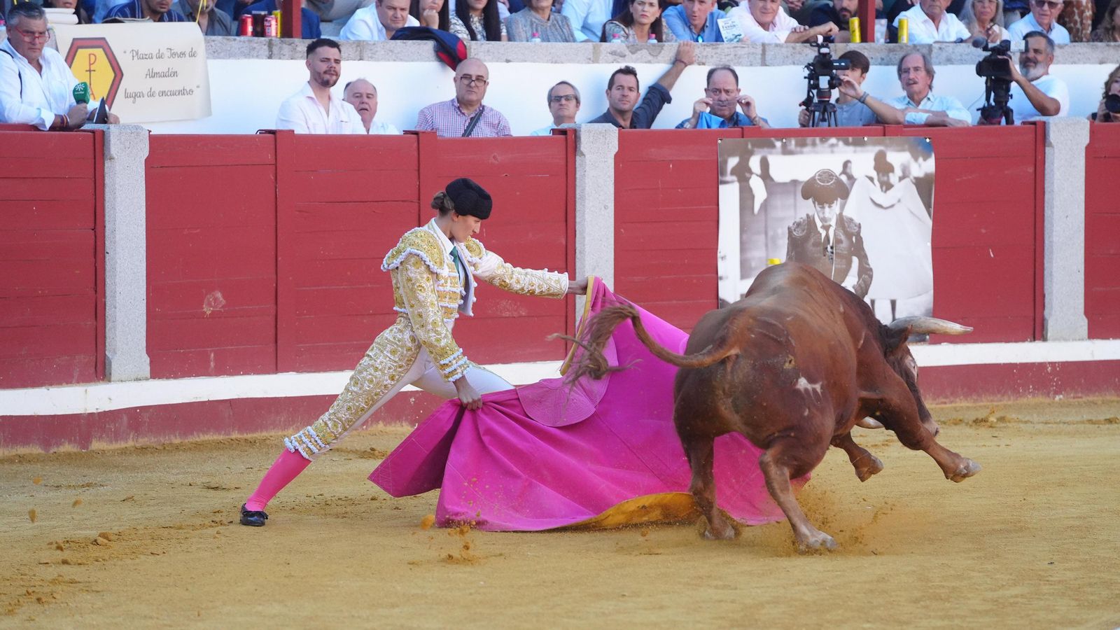 Rocío Romero recibe al toro de su alternativa.