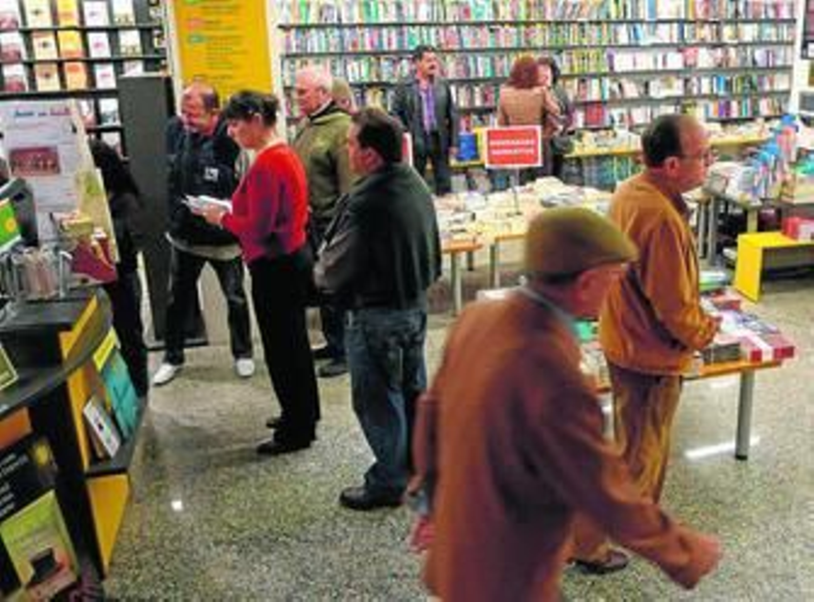 Lectores y compradores en la Librería Luces de Málaga.