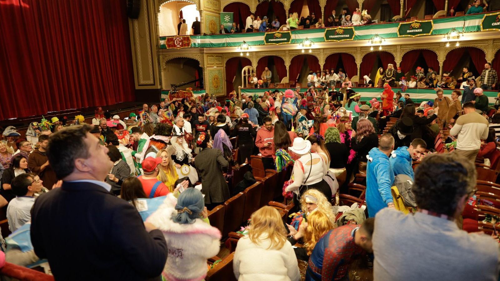 Búscate entre las mejores imágenes de la final del COAC 2025 del Carnaval de Cádiz