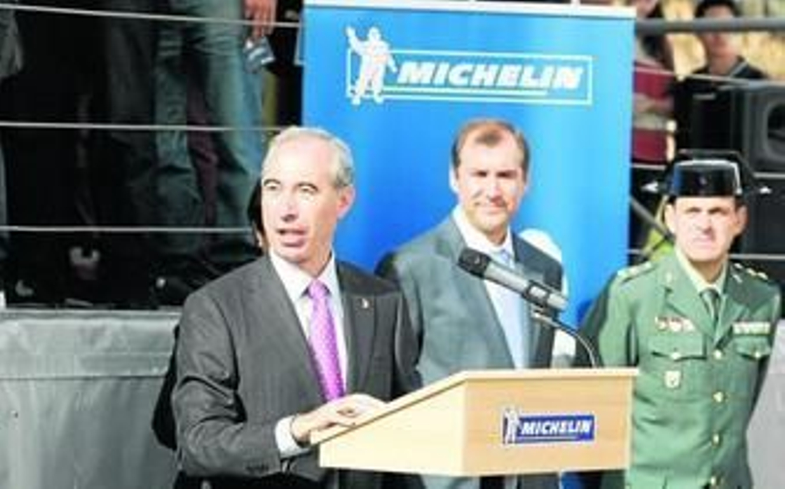 El director del Centro de Experiencias Michelin Almería (CEMA), Javier Deleyto, junto a. A su izquierda, Antonio Giménez (Facultad de Ciencias Experimentales).