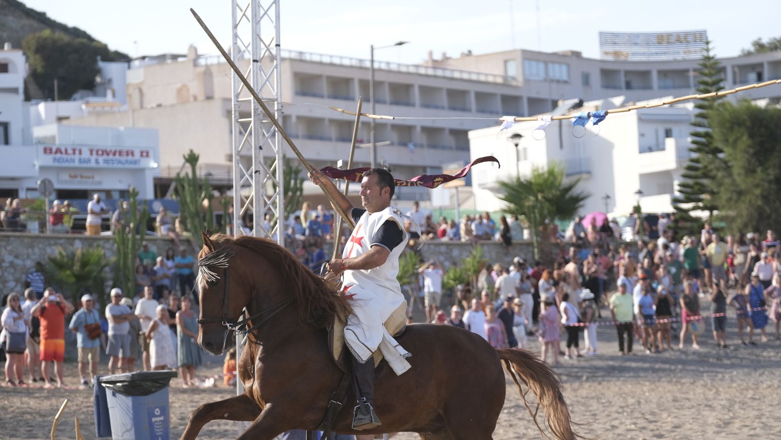 Imágenes de la carrera de cintas a caballo en las Fiestas de Moros y Cristianos de Mojácar