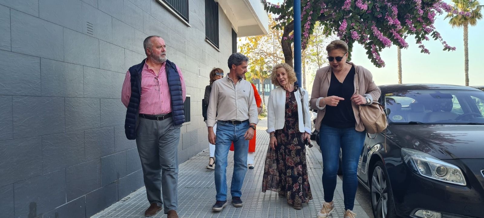 Un momento de la visita de Francisco Martín, candidato de VOX, al barrio de Puntales