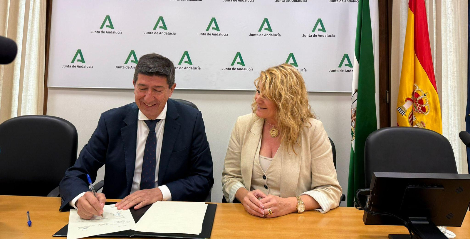 Juan Marín firma su apoyo al manifiesto por el AVE Faro-Huelva-Sevilla.