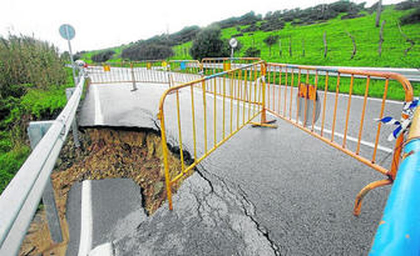 Un desprendimiento en la carretera de El Faro, en Algeciras.