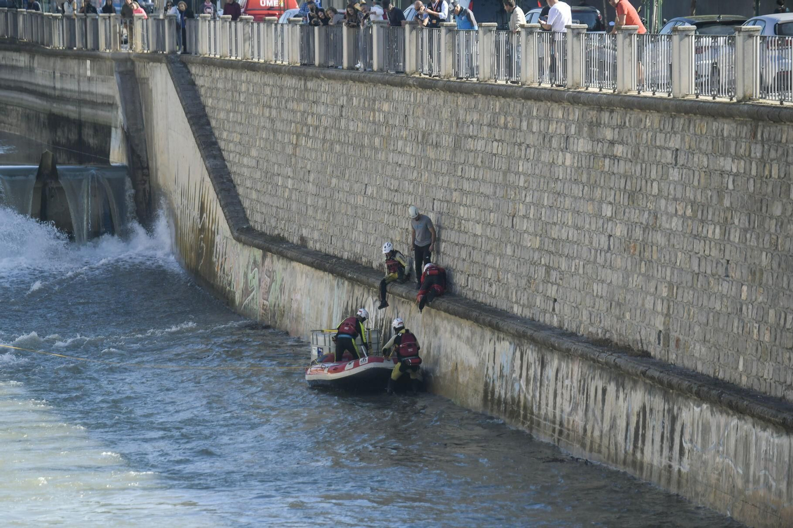 Así ha sido el simulacro de rescate en el río Genil de Granada