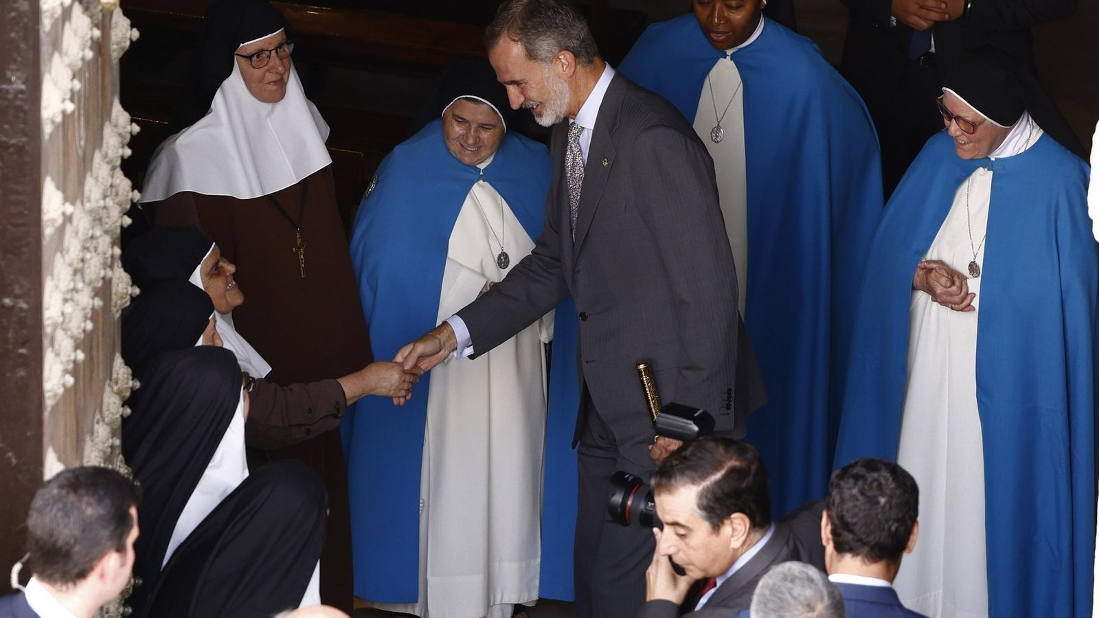 La monjas concepcionistas y las hermanas de la Cruz reciben al Rey. La monjas concepcionistas y las hermanas de la Cruz reciben al Rey.