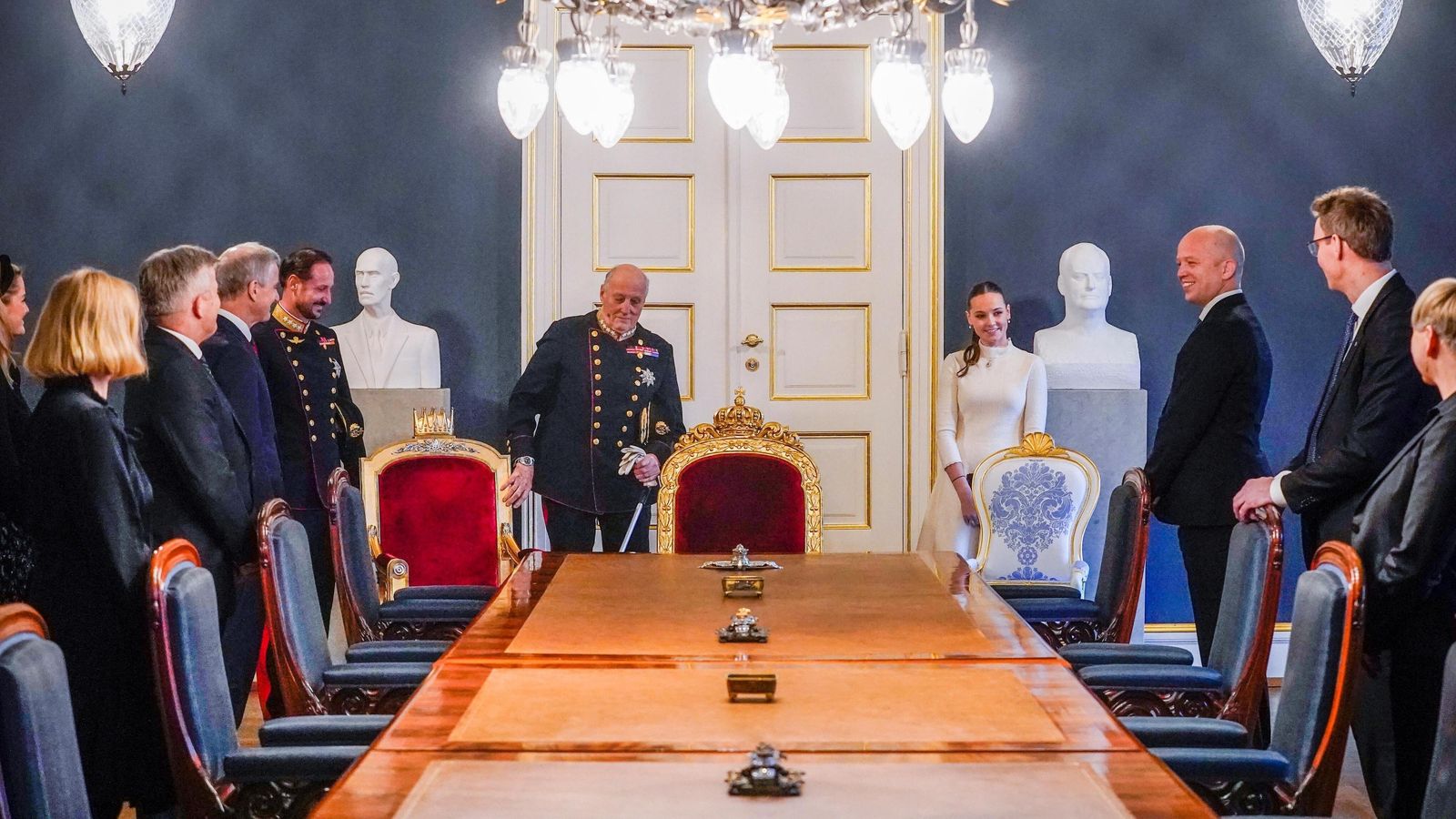 Alexandra, a la izquierda del rey Harald de Noruega y frente a su padre y heredero, Haakon, en el Consejo de Estado.