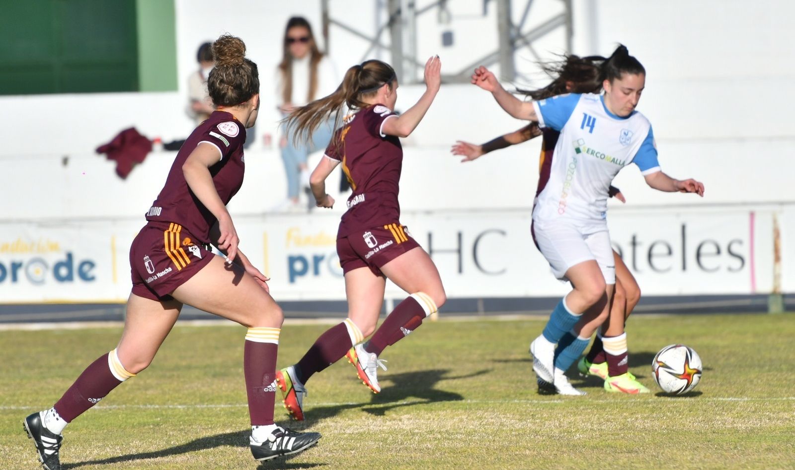 Paula Ransanz es presionada por varias jugadoras del Fundación Albacete.