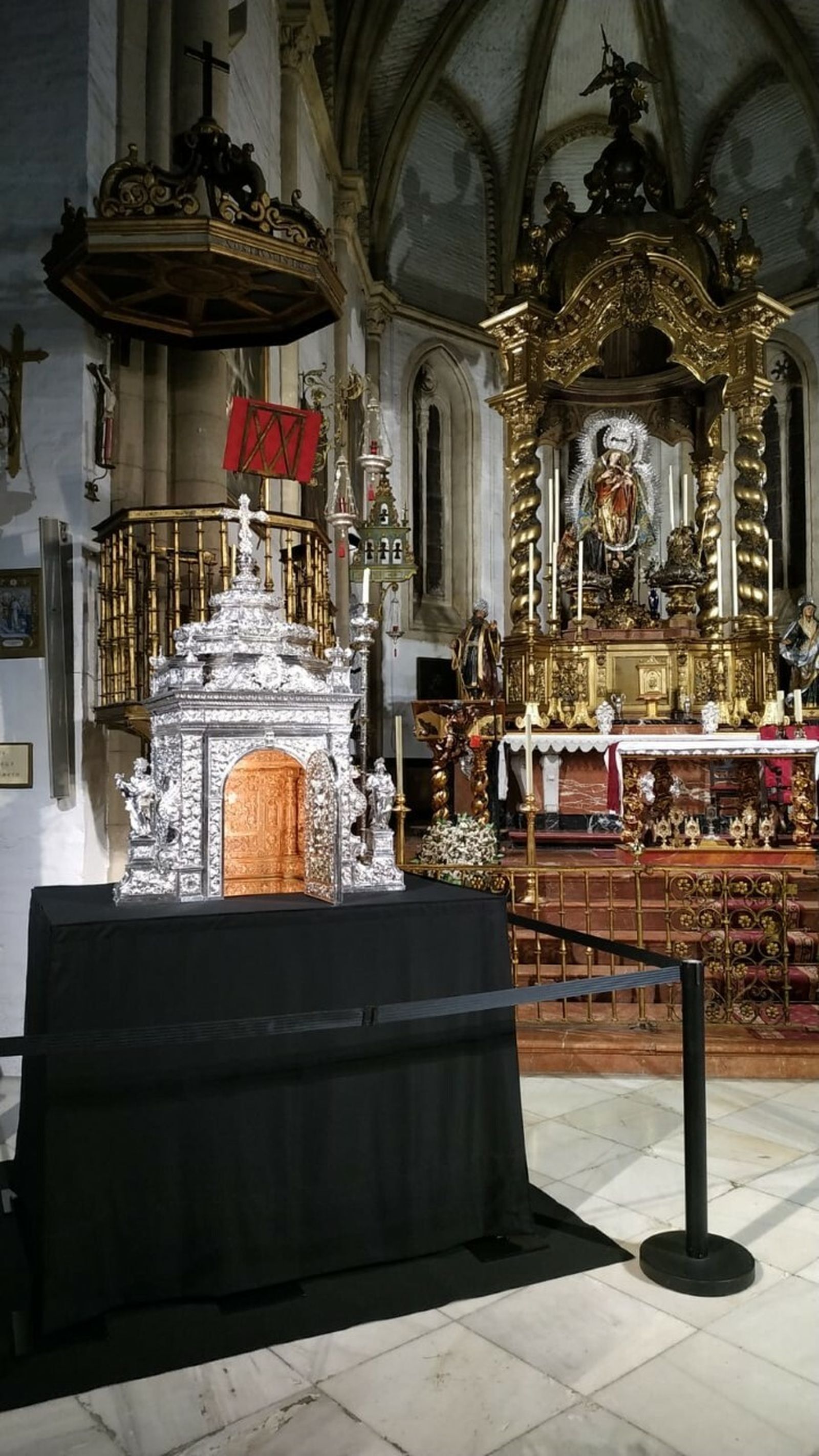 Omnium Sanctorum restaura el Sagrario de plata de Cayetano González