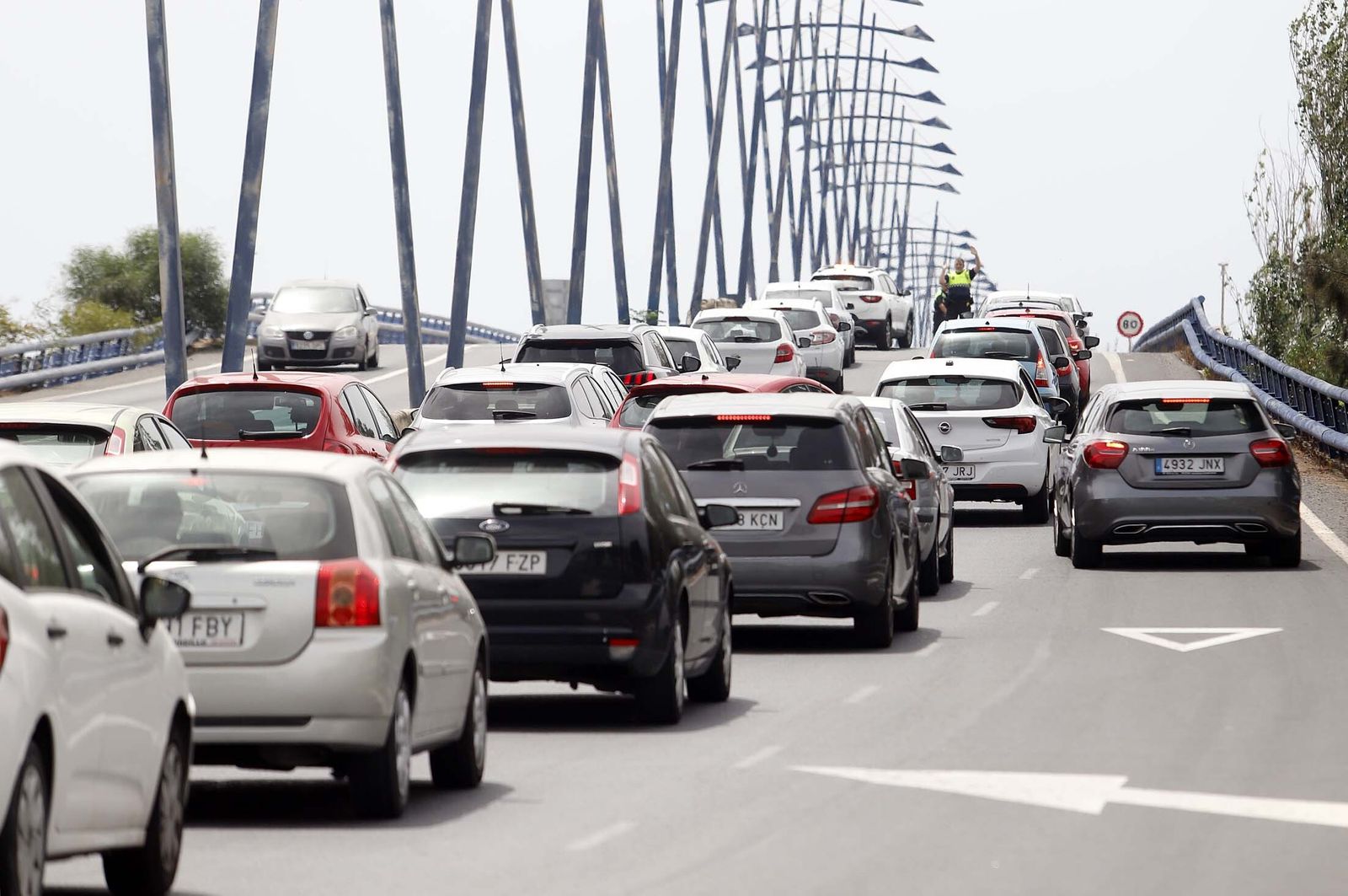 Imágenes de las retenciones provocadas por un accidente en el puente del Odiel