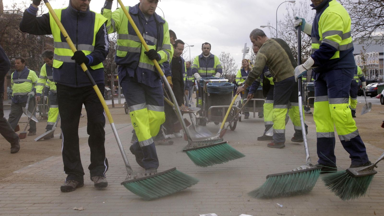 Tareas de limpieza en el mercadillo del Zaidín.