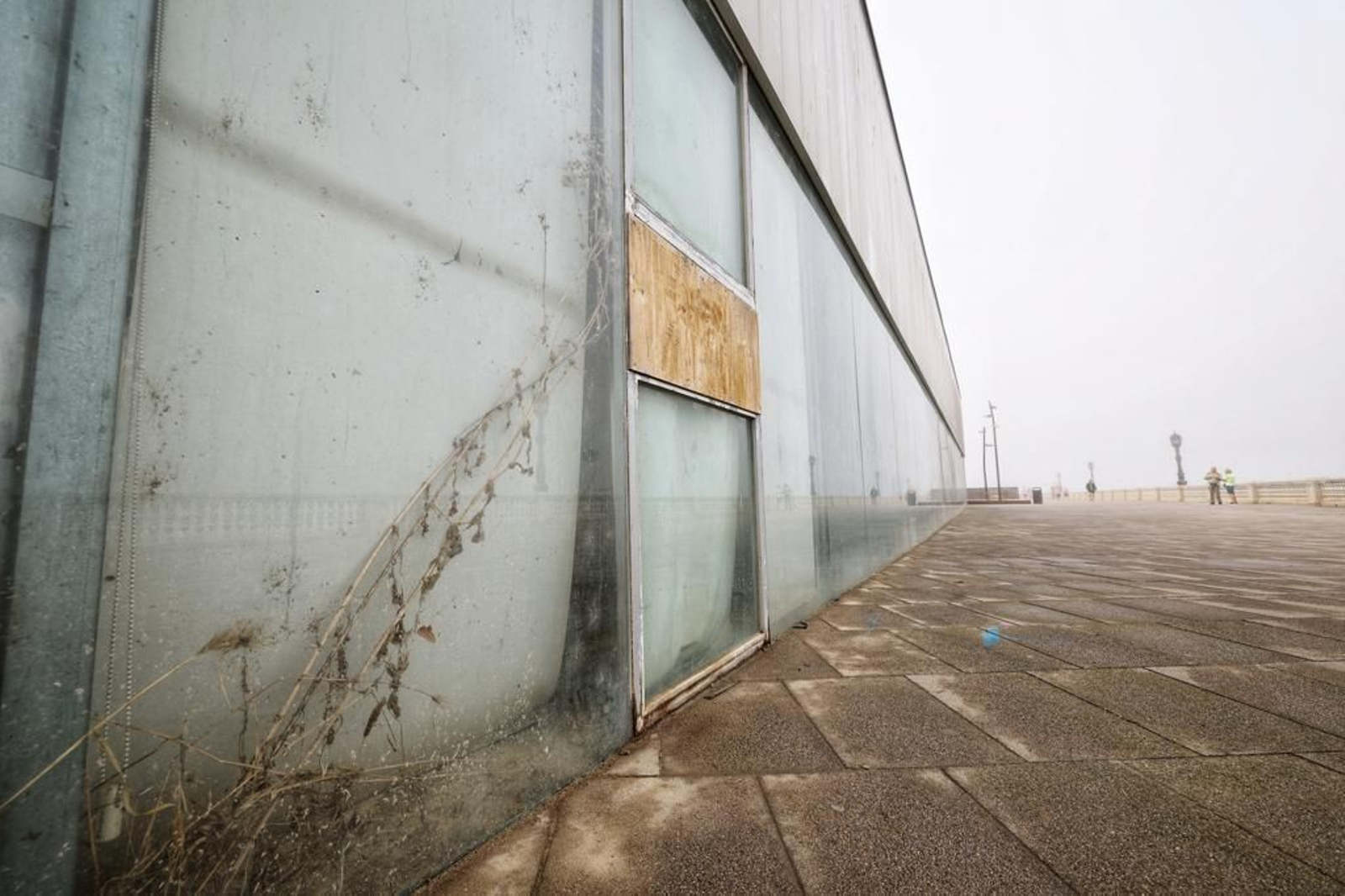Imágenes del abandono de la pérgola del parque Genovés de Cádiz