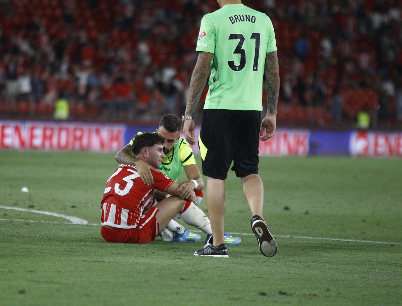 Las imágenes del Almería-Málaga: el partido del ascenso en el Mediterráneo