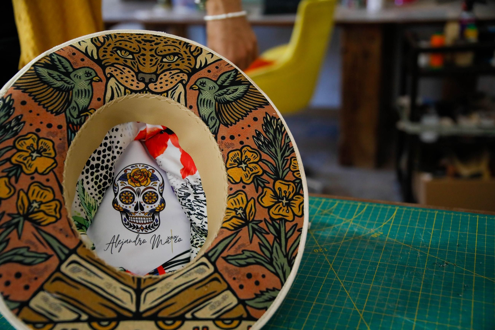 Imágenes del proceso creativo en sombreros de Alejandro Mateo