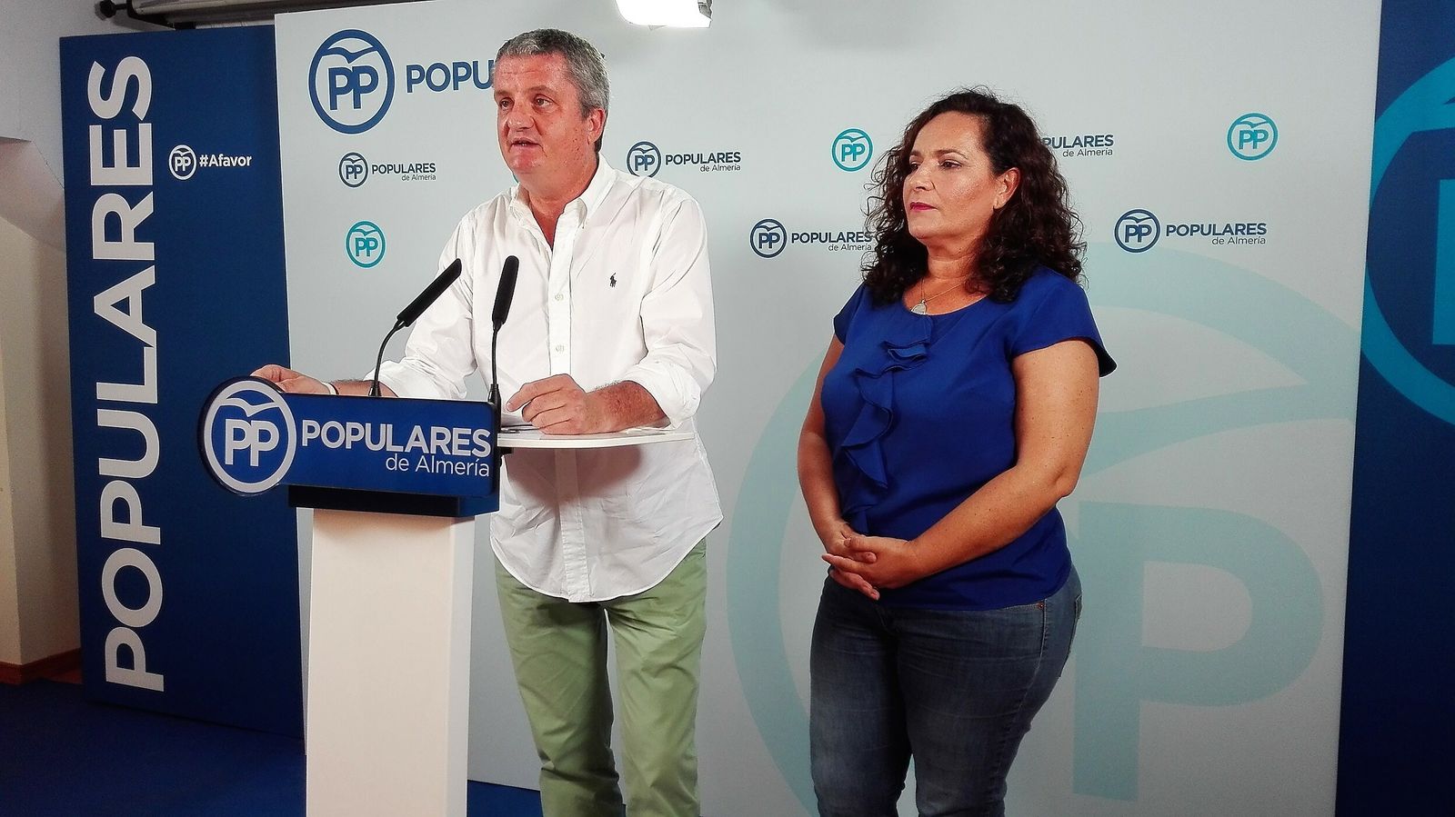 Juan de la Cruz Belmonte Mena, junto a la concejal Catiana Soriano.