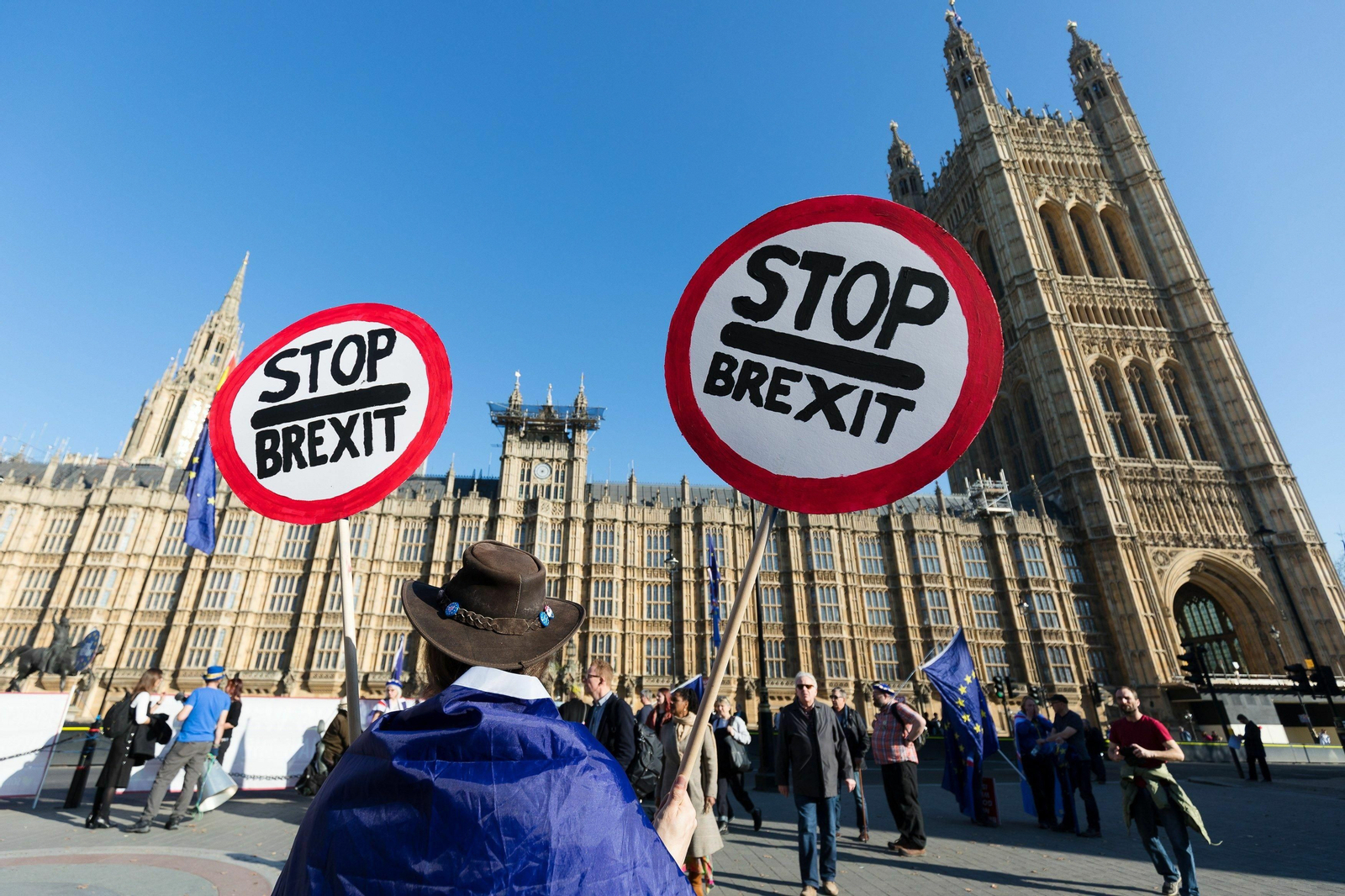 Un hombre se manifiesta contra el Brexit durante una protesta en el exterior del Parlamento británico