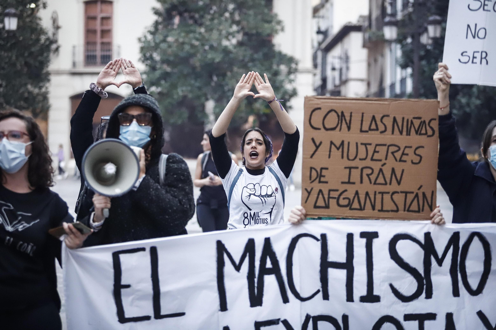 Una ola morada inunda la avenida principal de Granada en el Día de la Mujer