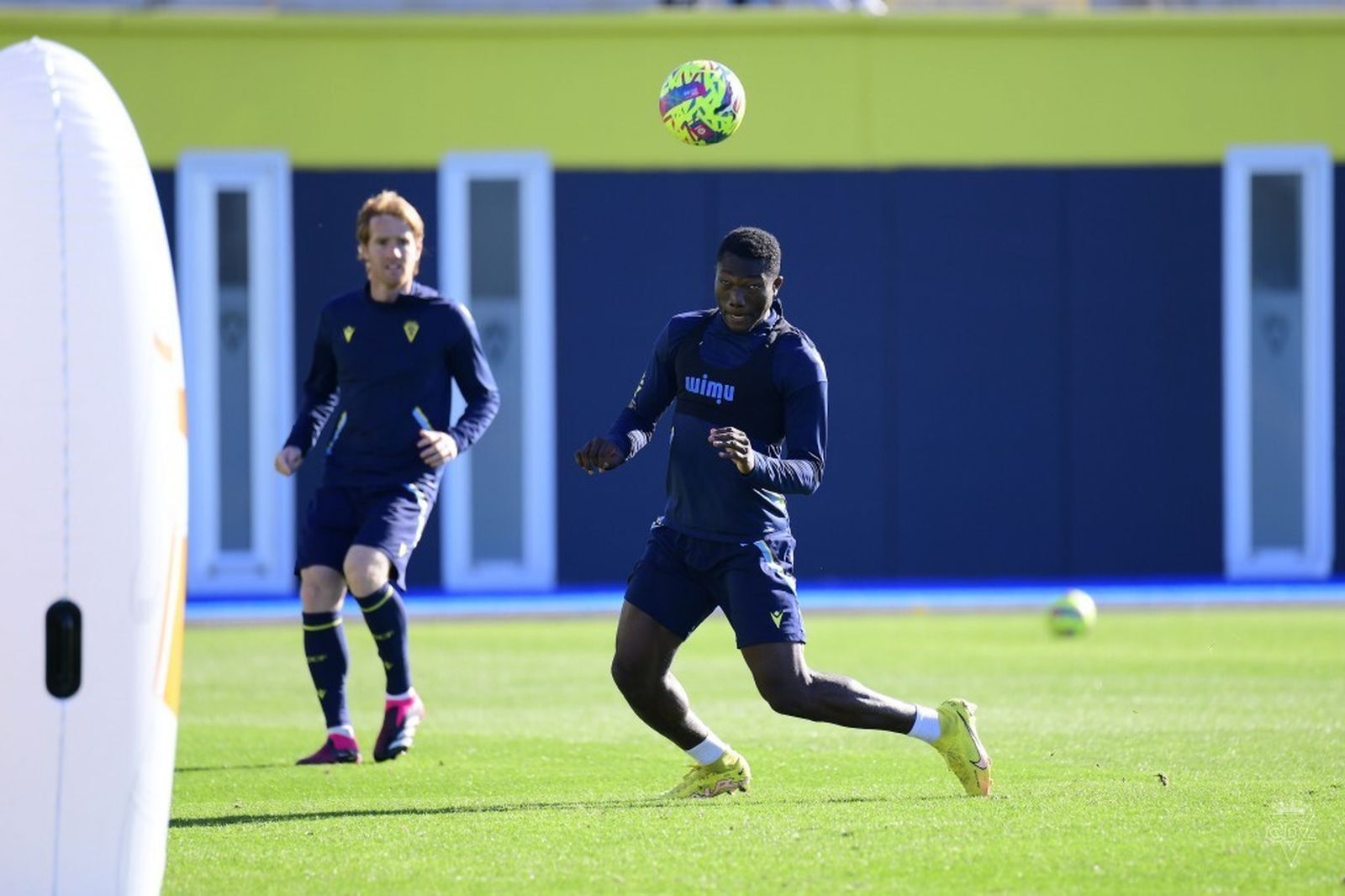 Youba Diarra cabecea el balón en un entrenamiento.