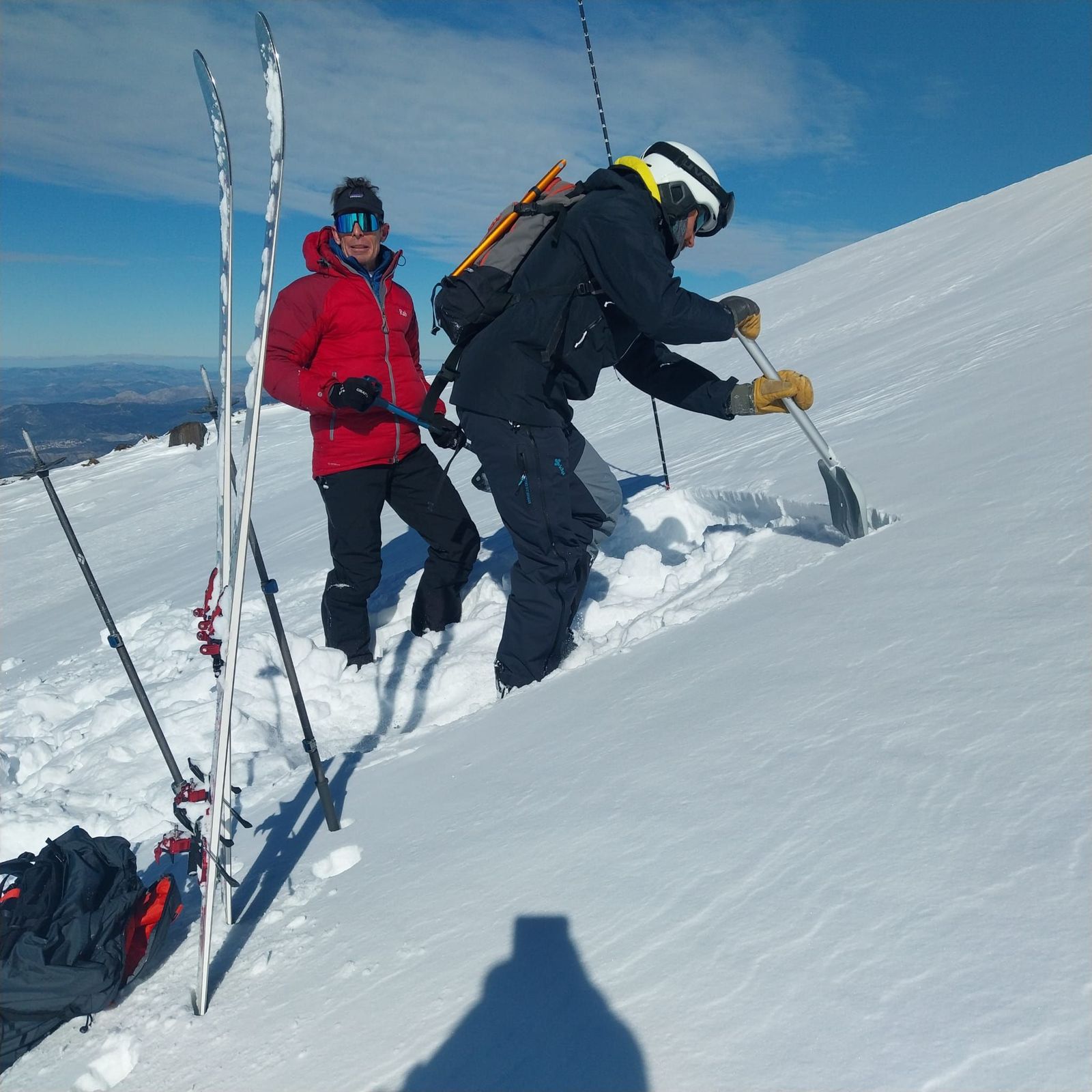 Juan Diego Echegaray y su equipo midiendo el riesgo de aludes en Sierra Nevada