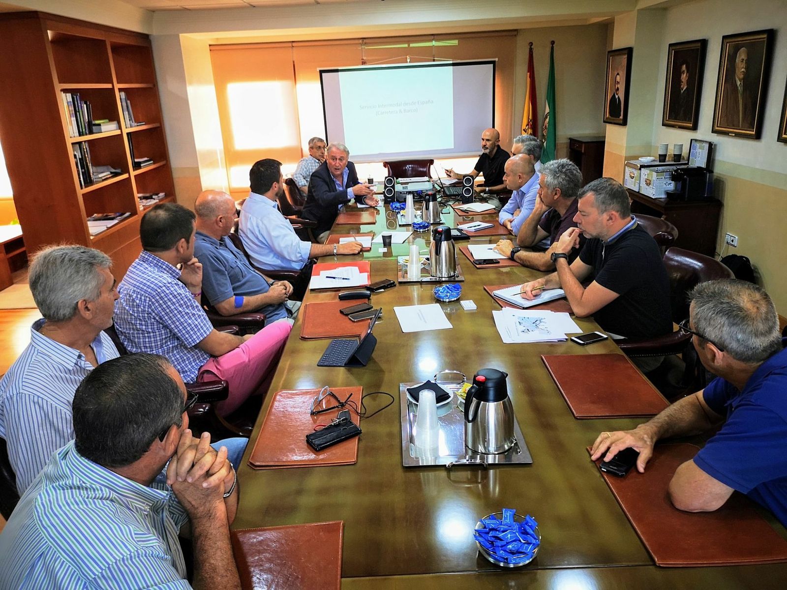El presidente de la Autoridad Portuaria, Jesús Caicedo, durante un encuentro de trabajo con empresarios del sector agrícola y logístico de la provincia de Almería.