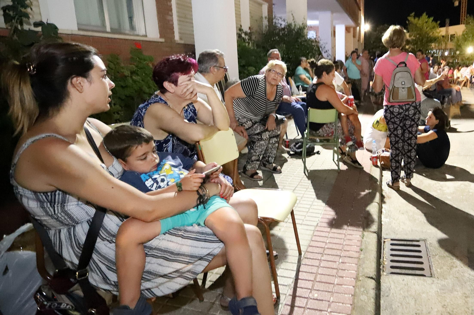 Imágenes de los evacuados de  Almonaster acogidos en Cortegana por el incendio