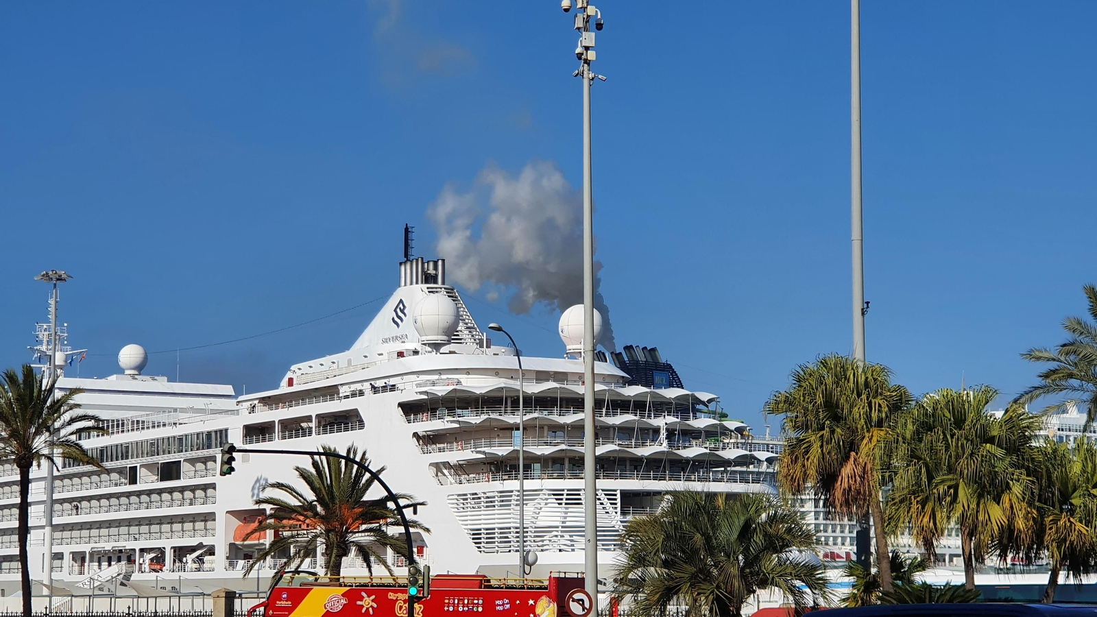 Un crucero en el muelle ciudad del puerto de Cádiz.