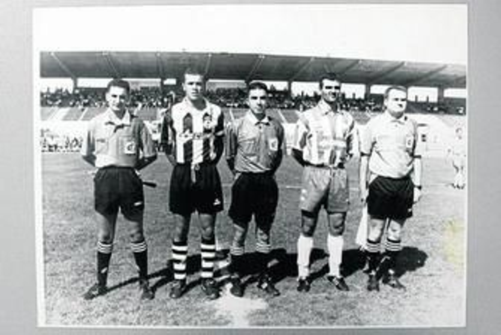 Yiyi, segundo por la izquierda, capitán de la Balona en un derbi con el Algeciras, cuyo capitán era Pepe Acosta.