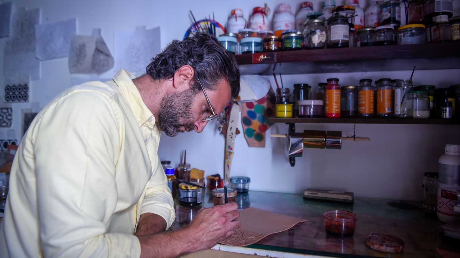 Javier Menacho pinta una de sus creaciones.