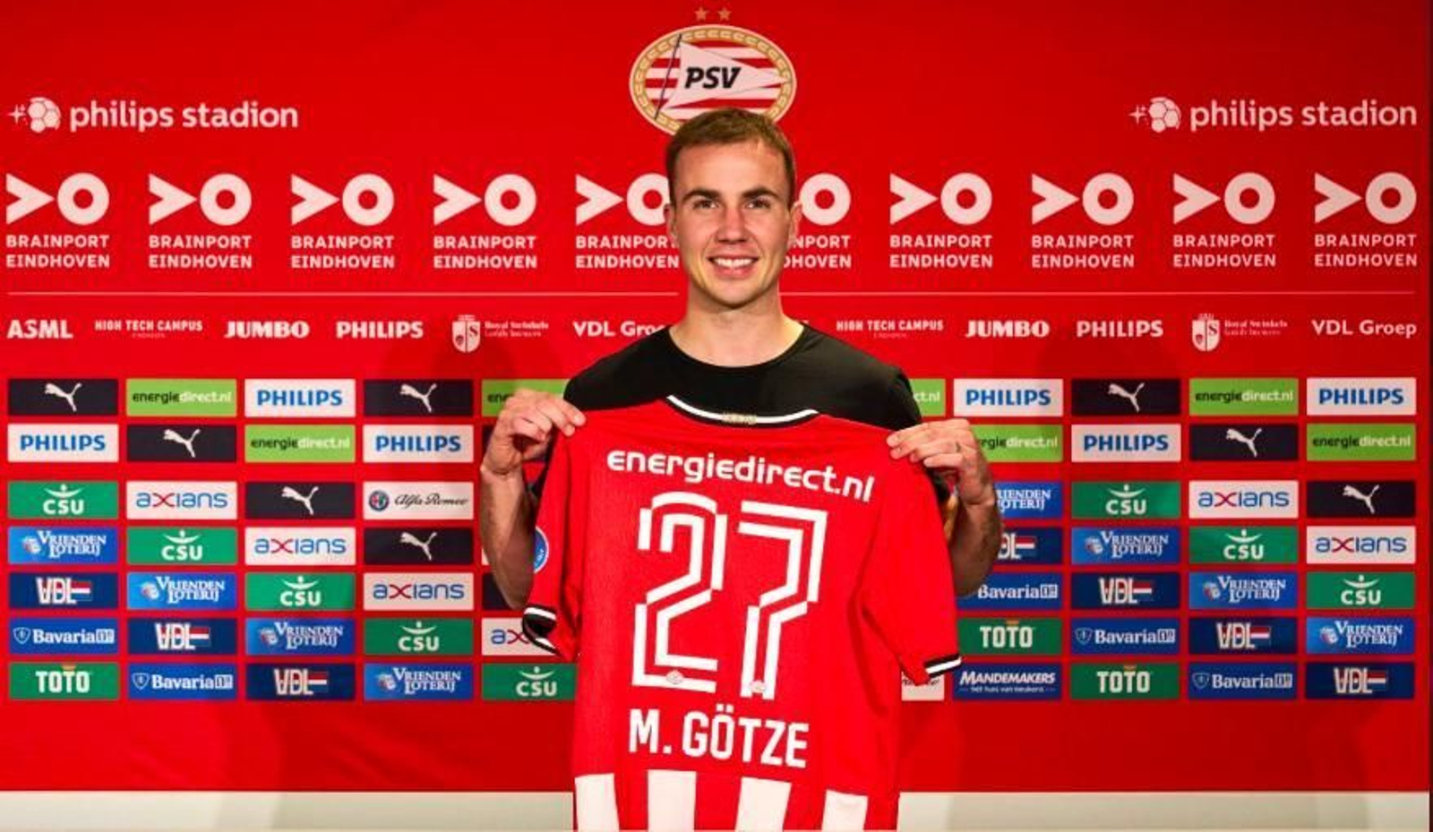 Götze posa con su nueva camiseta, la del PSV Eindhoven.