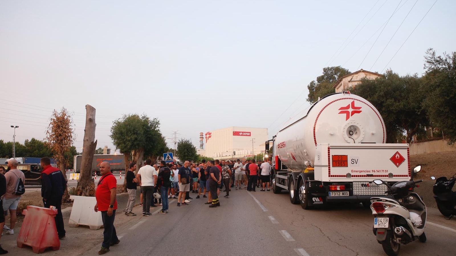 Retención en el acceso a las instalaciones de Moeve, en San Roque, por una concentración de trabajadores Retención en el acceso a las instalaciones de Moeve, en San Roque, por una concentración de trabajadores