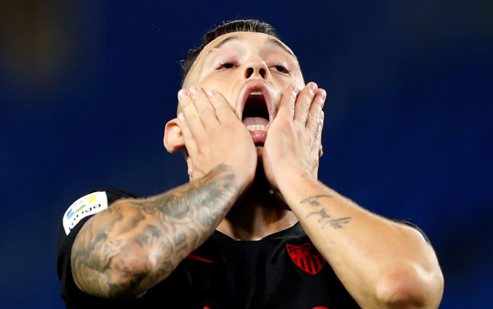 Ocampos se lamenta por la gran ocasión que tuvo en el minuto 93.