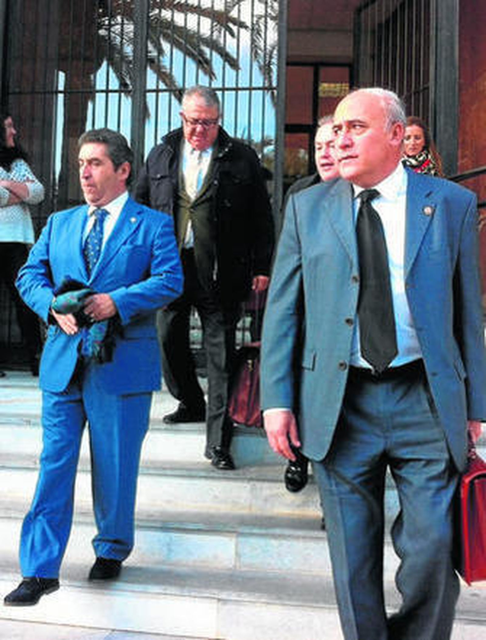 Los dos acusados junto al abogado defensor Juan Marfil.