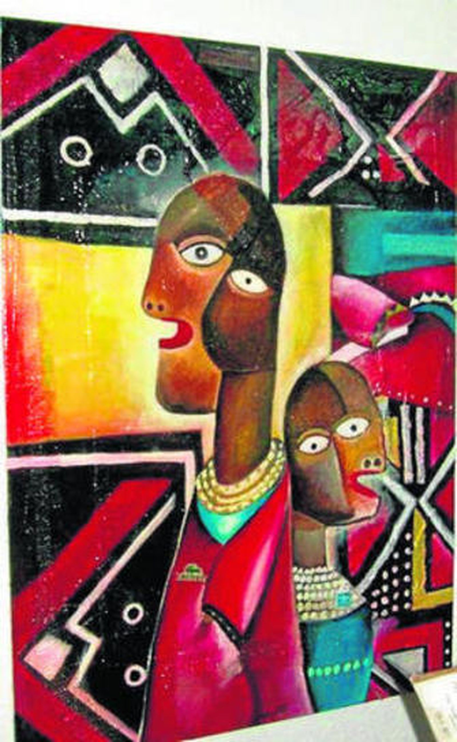 El artista Pinto, junto a algunos de los cuadros que conformarán la exposición.