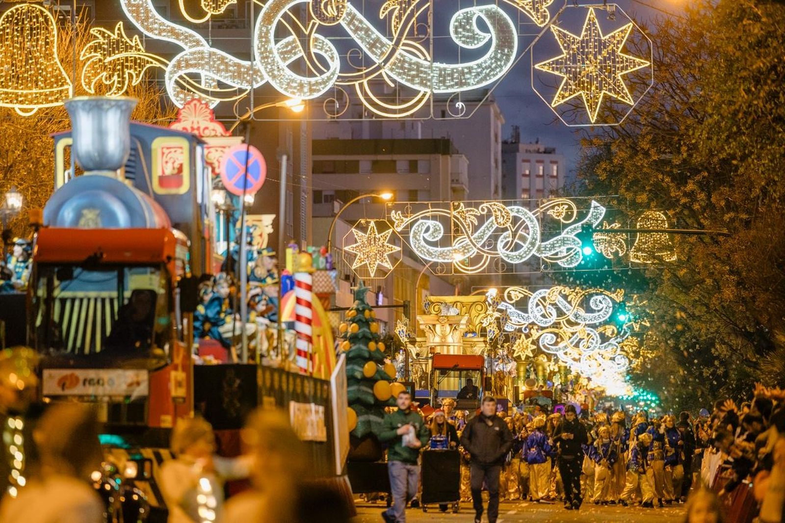 Imagen de la cabalgata de Reyes Magos de Cádiz por la avenida este 5 de enero.