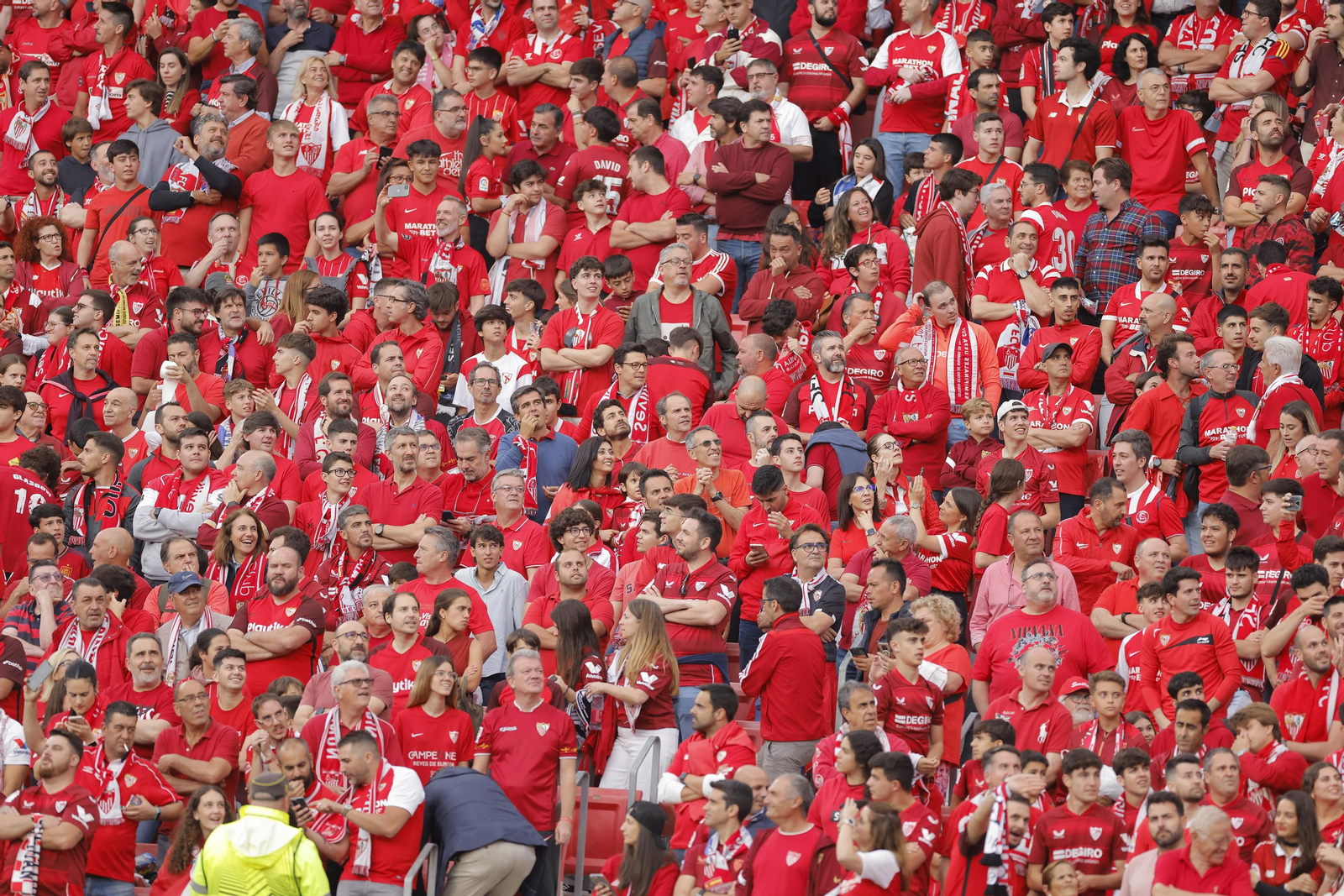 Búscate en las fotos del Sevilla-Juventus