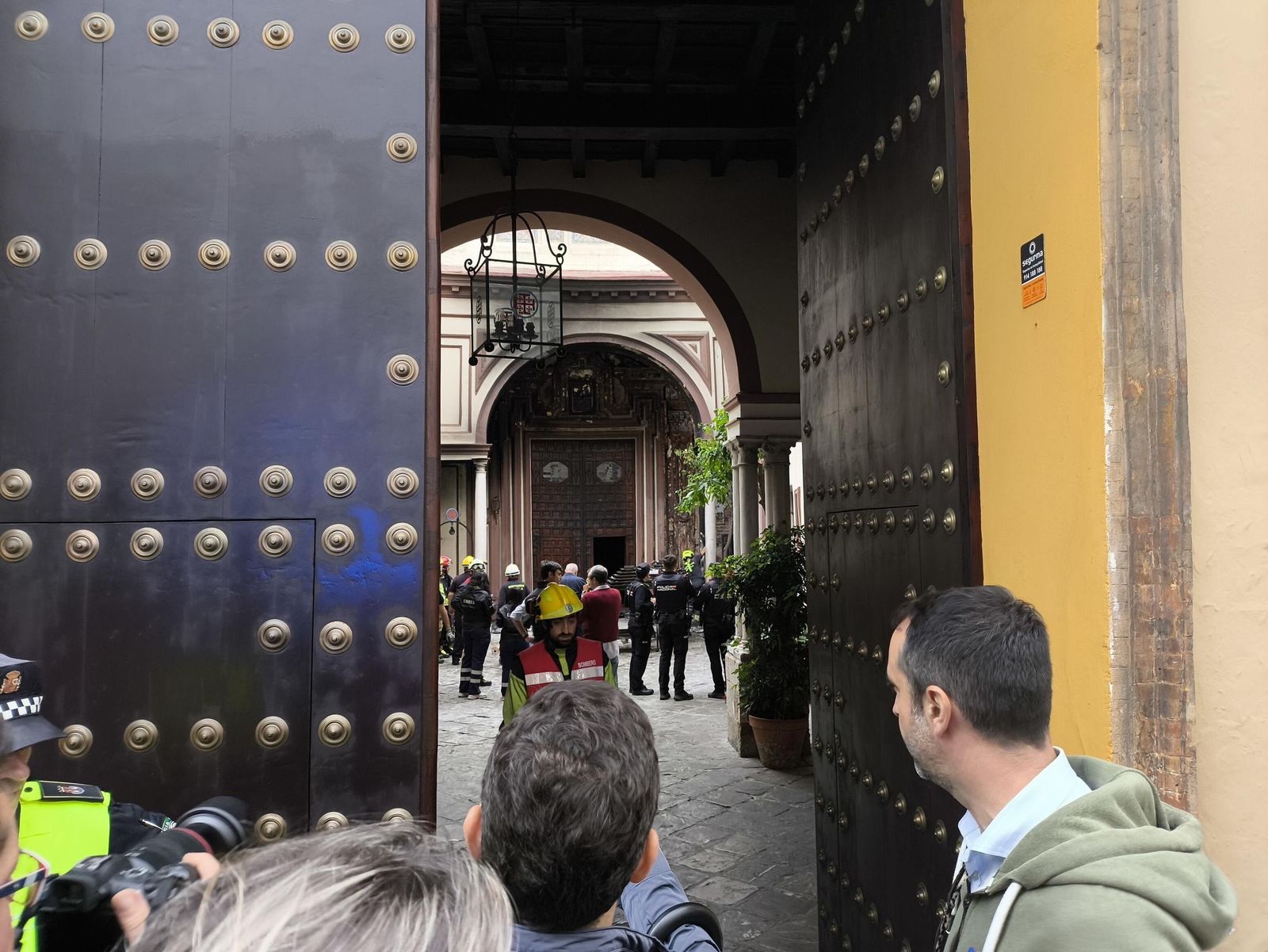 Fotos del incendo en la iglesia de San Antonio Abad, sede de la hermandad del Silencio