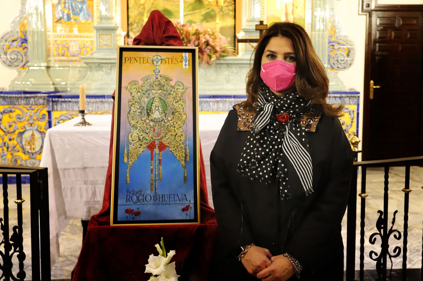 Imágenes de la presentación del cartel de la Hdad del Rocío de Huelva realizado por la pintora Nuria Barrera