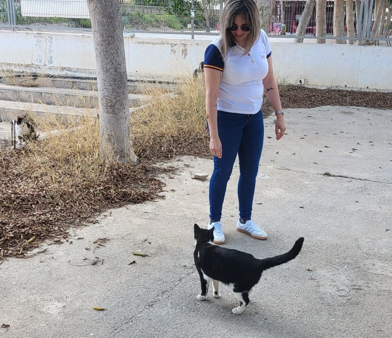 La edil de Bienestar Social en el refugio para gatos de Cuevas.
