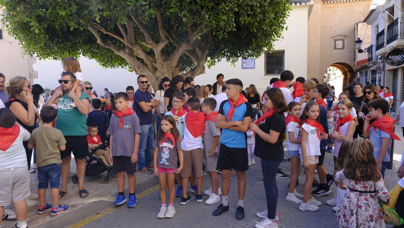 Encierro infantil y gigantes y cabezudos en las Fiestas de Huércal Overa, en imágenes