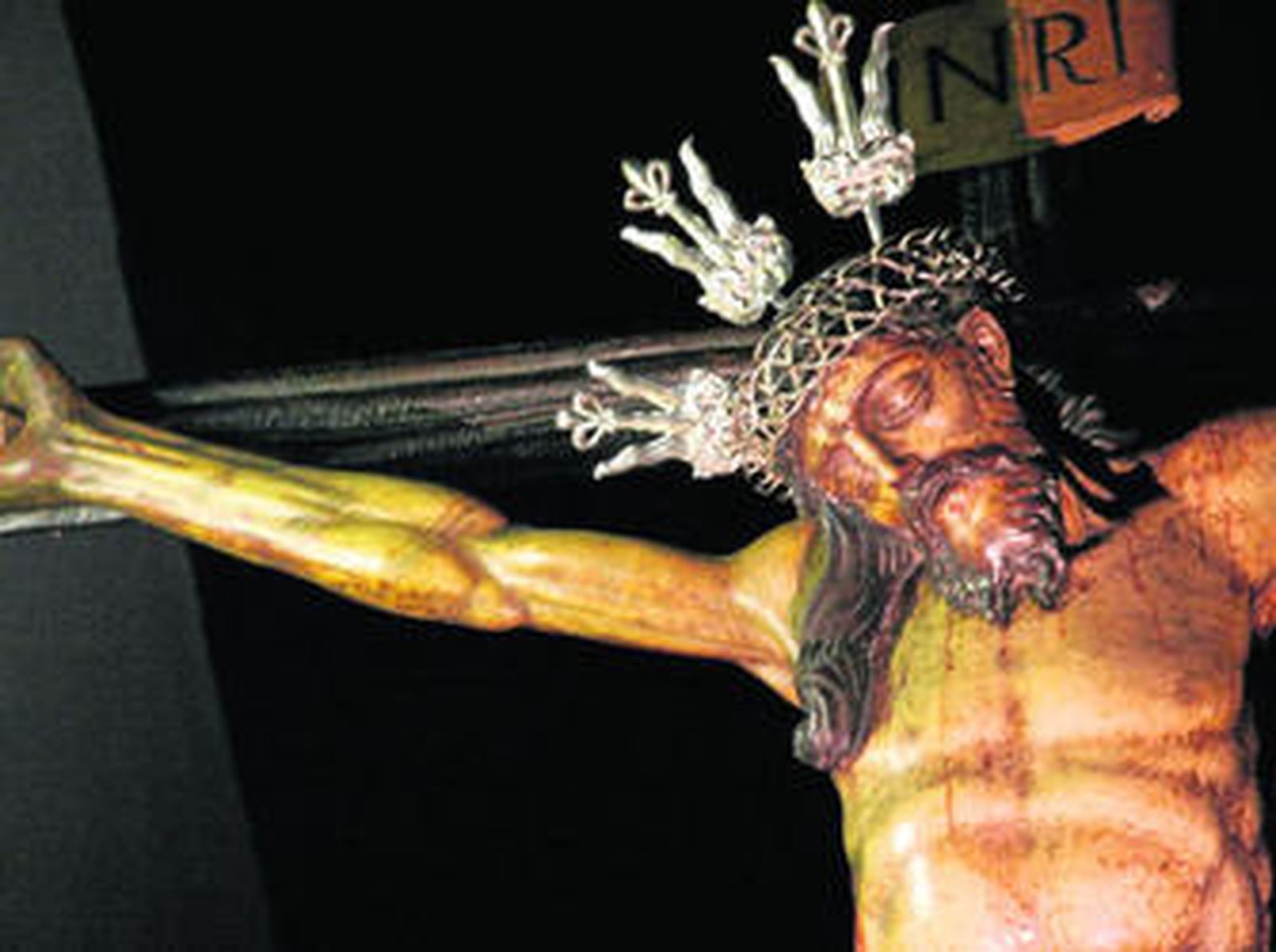 La imponente imagen del Cristo del Consuelo de Tarifa durante su procesión, anoche.