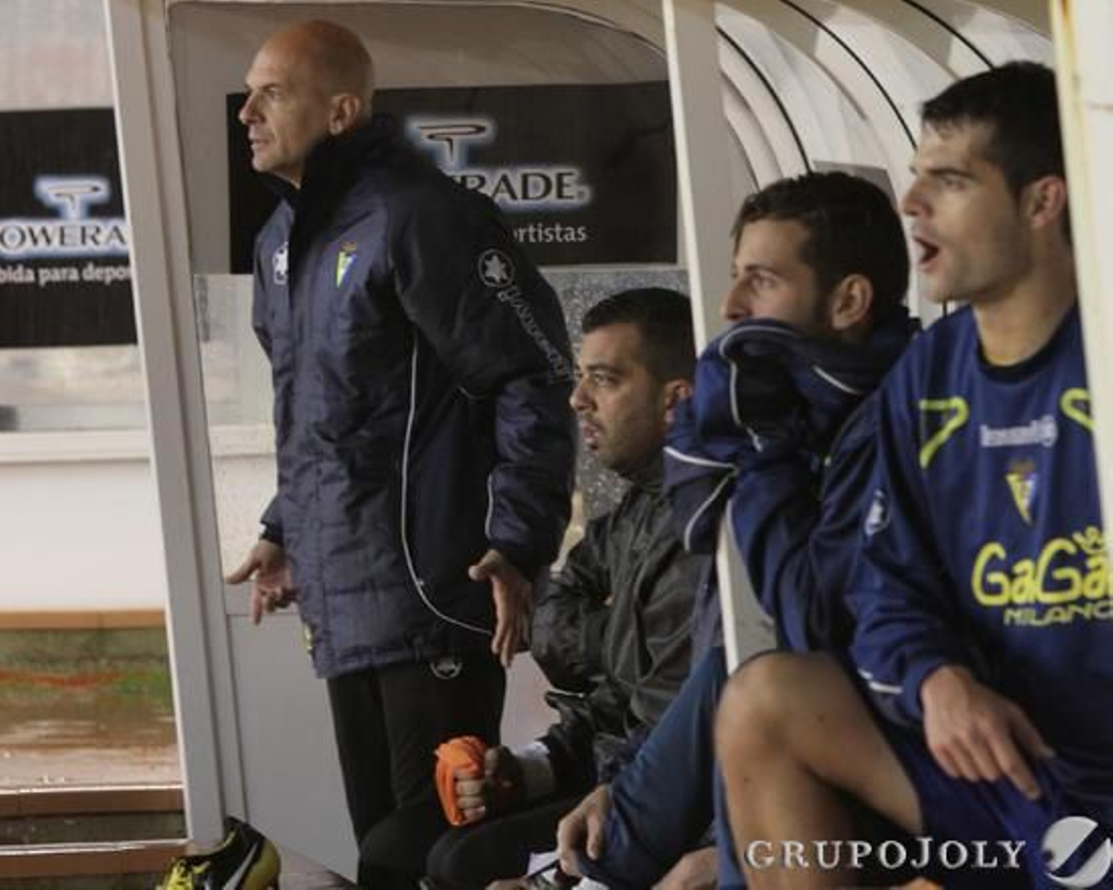 El banquillo cadista, enfadado cuando el partido llegaba a su fin.  

Foto: LOF