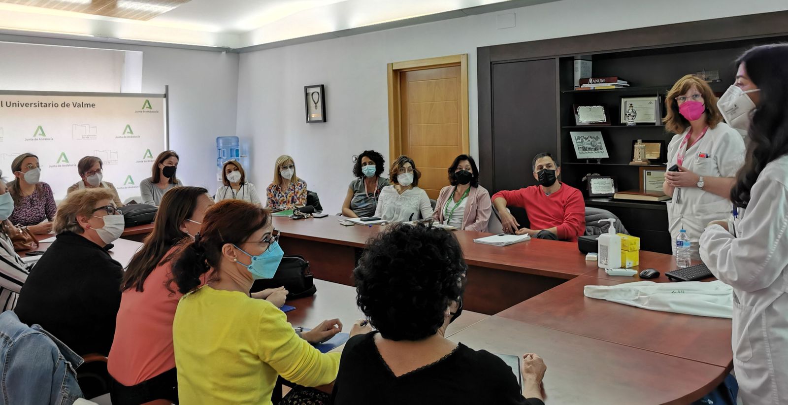 Taller celebrado con la jefa de Endocrinología, María Victoria Cózar, y los enfermeros de Práctica Avanzada en la atención de personas con tratamientos complejos de la diabetes (EPA-TCD) del Valme.